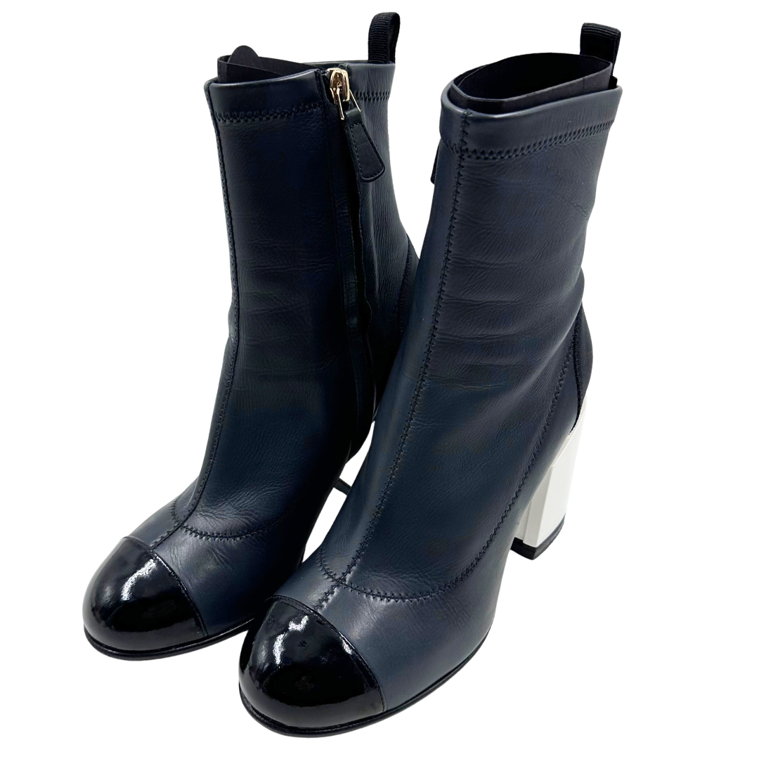 Chanel 7.5 38 Black/White Leather Booties