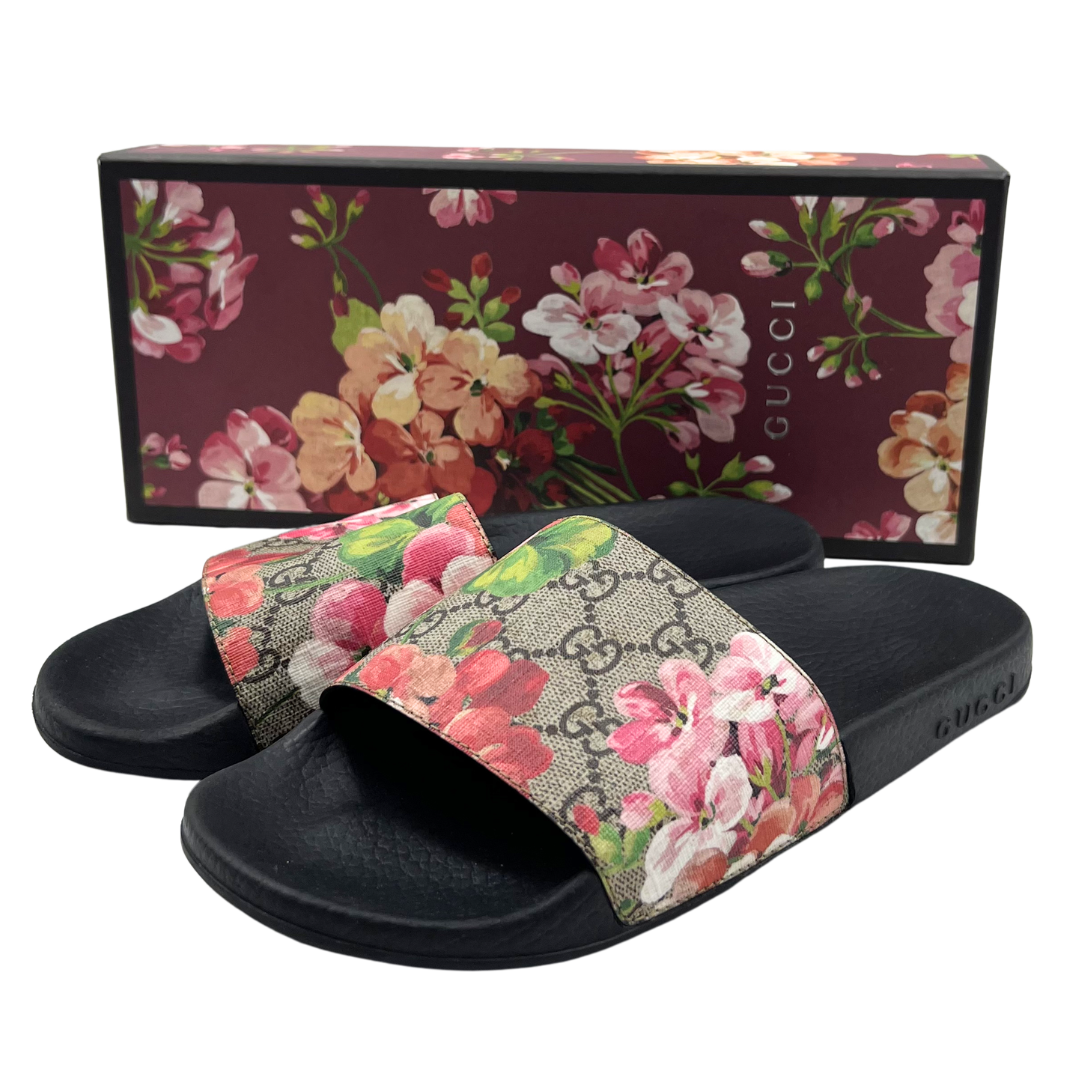 Gucci 37 pink/multi Coated Canvas Flip Flops