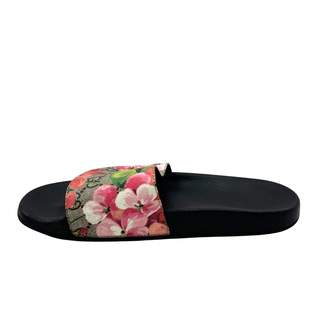 Gucci 37 pink/multi Coated Canvas Flip Flops