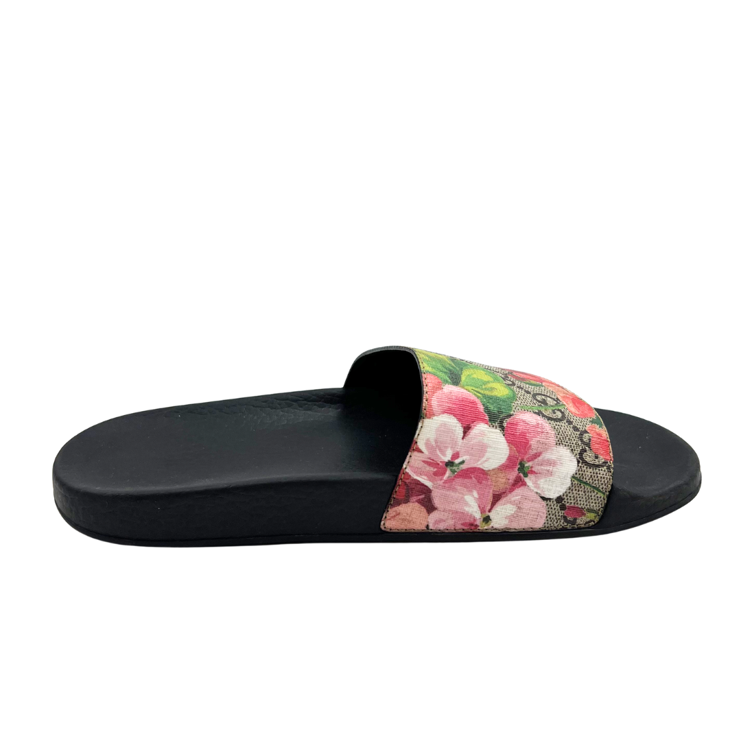 Gucci 37 pink/multi Coated Canvas Flip Flops