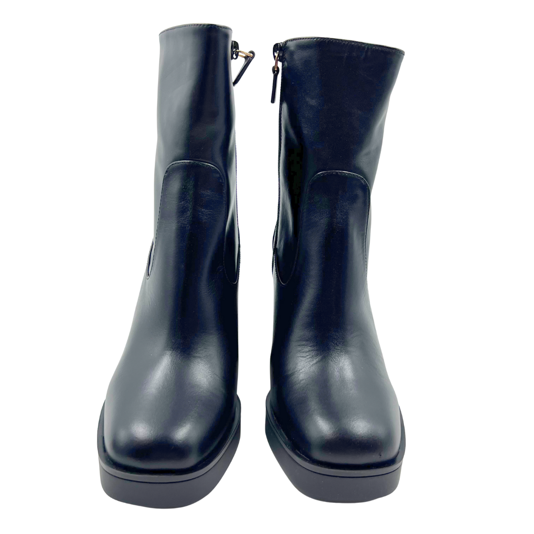 Stuart Weitzman 8 Bethenny Black Leather Booties