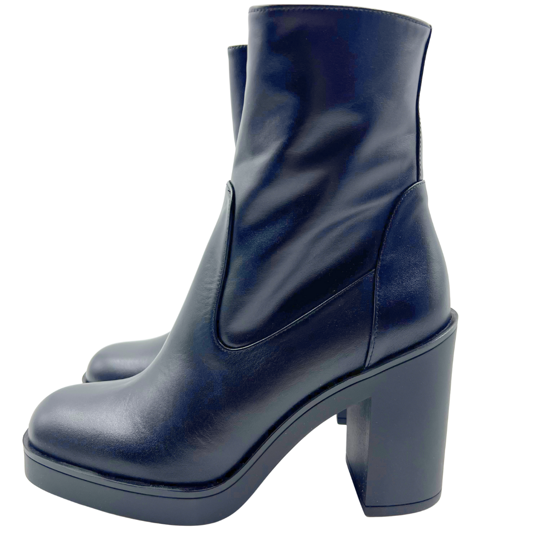 Stuart Weitzman 8 Bethenny Black Leather Booties