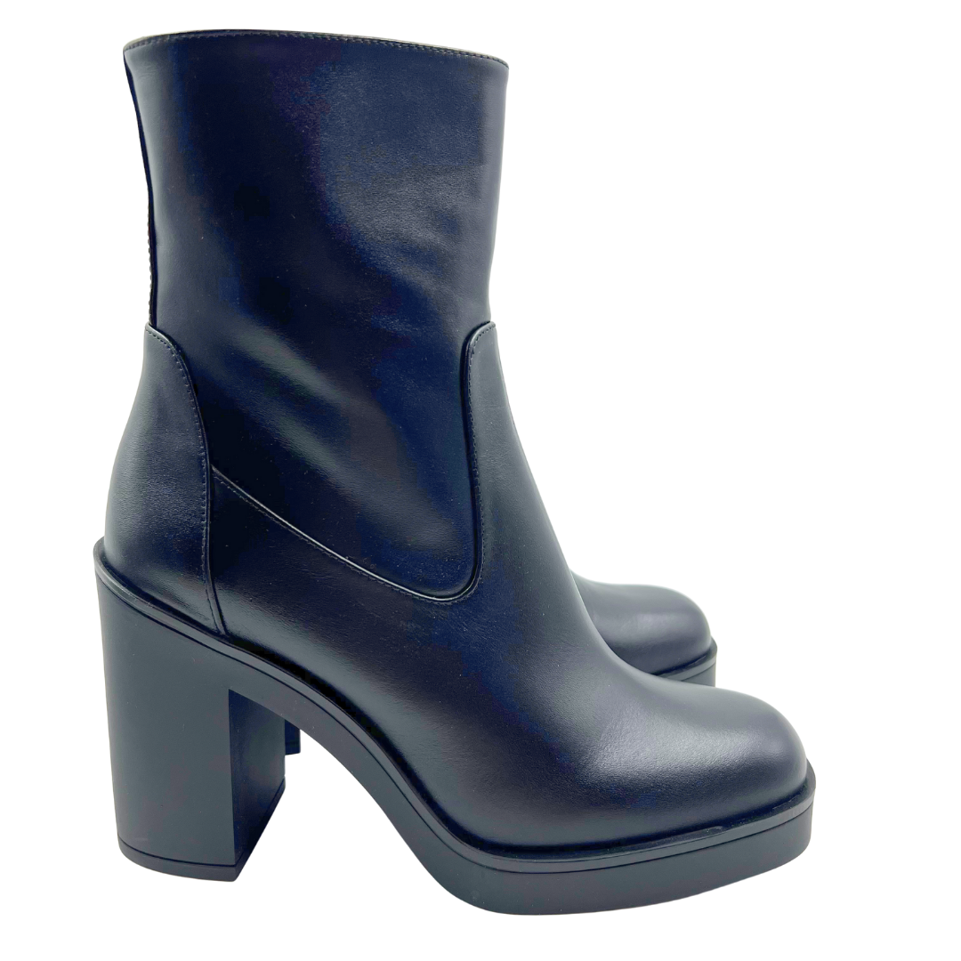 Stuart Weitzman 8 Bethenny Black Leather Booties