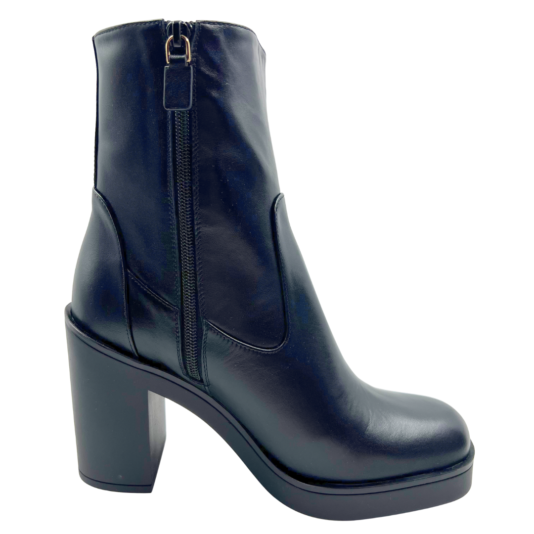 Stuart Weitzman 8 Bethenny Black Leather Booties