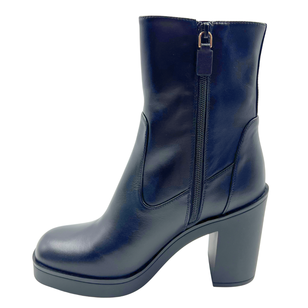 Stuart Weitzman 8 Bethenny Black Leather Booties