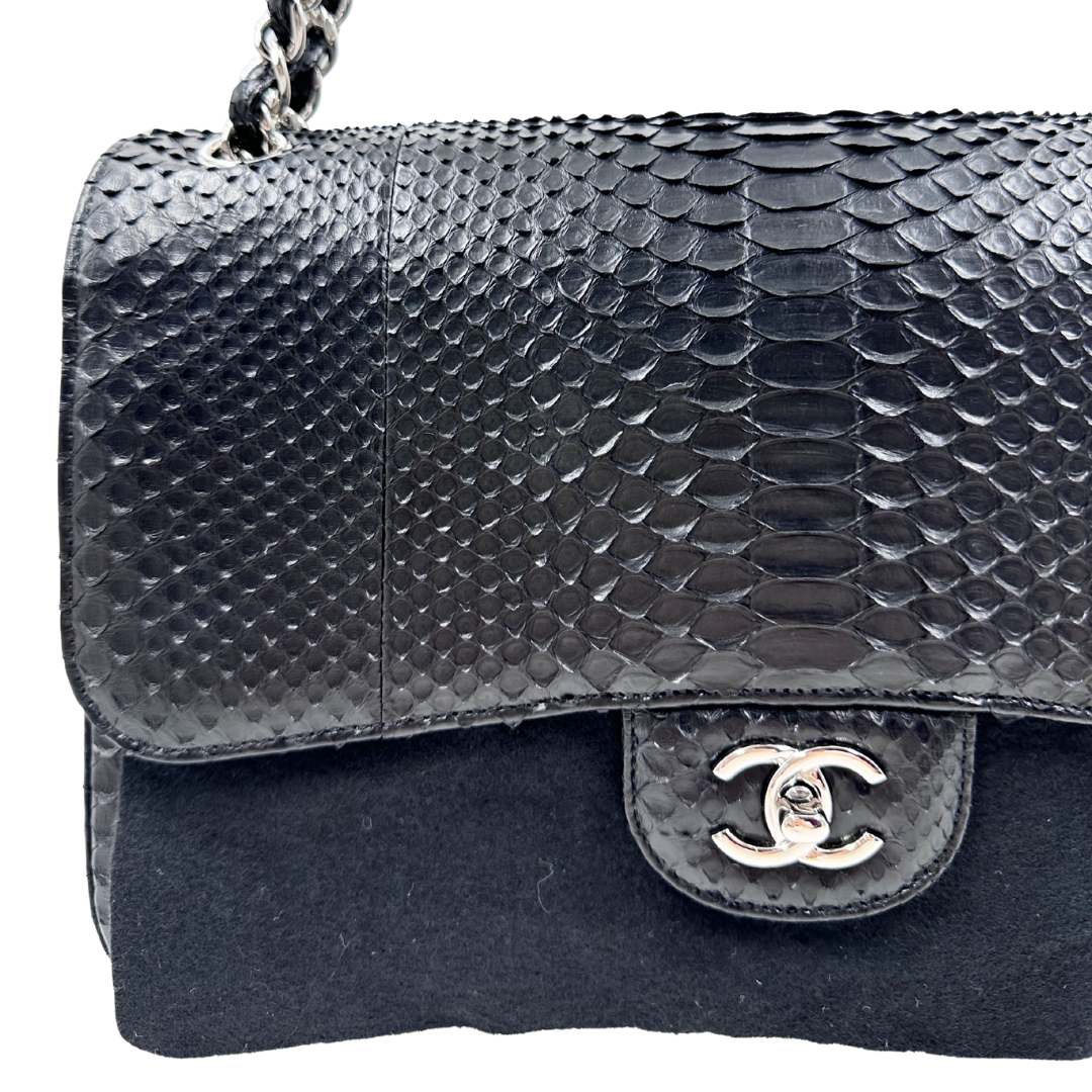 Chanel Classic Double Flap Jumbo Shoulder bag
